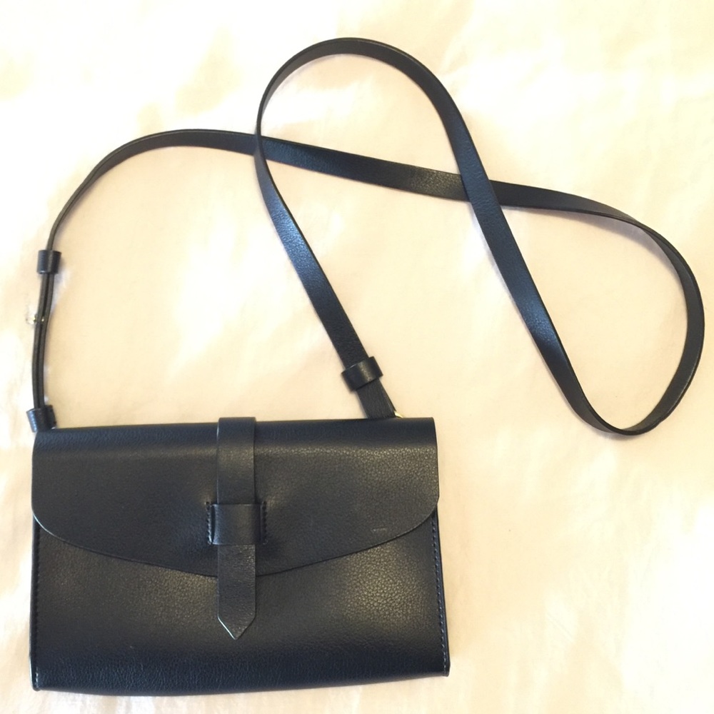 GAP cross body black purse 👜